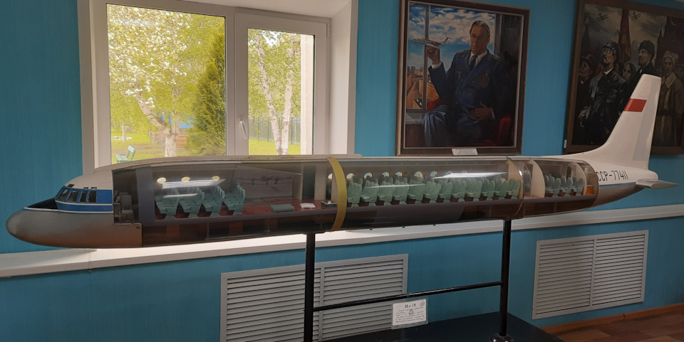 Знакомство с самолётами начинается еще со здания проходной. Здесь размещены несколько очень интересных масштабных моделей в разрезе. — Jeep Cherokee (KL)