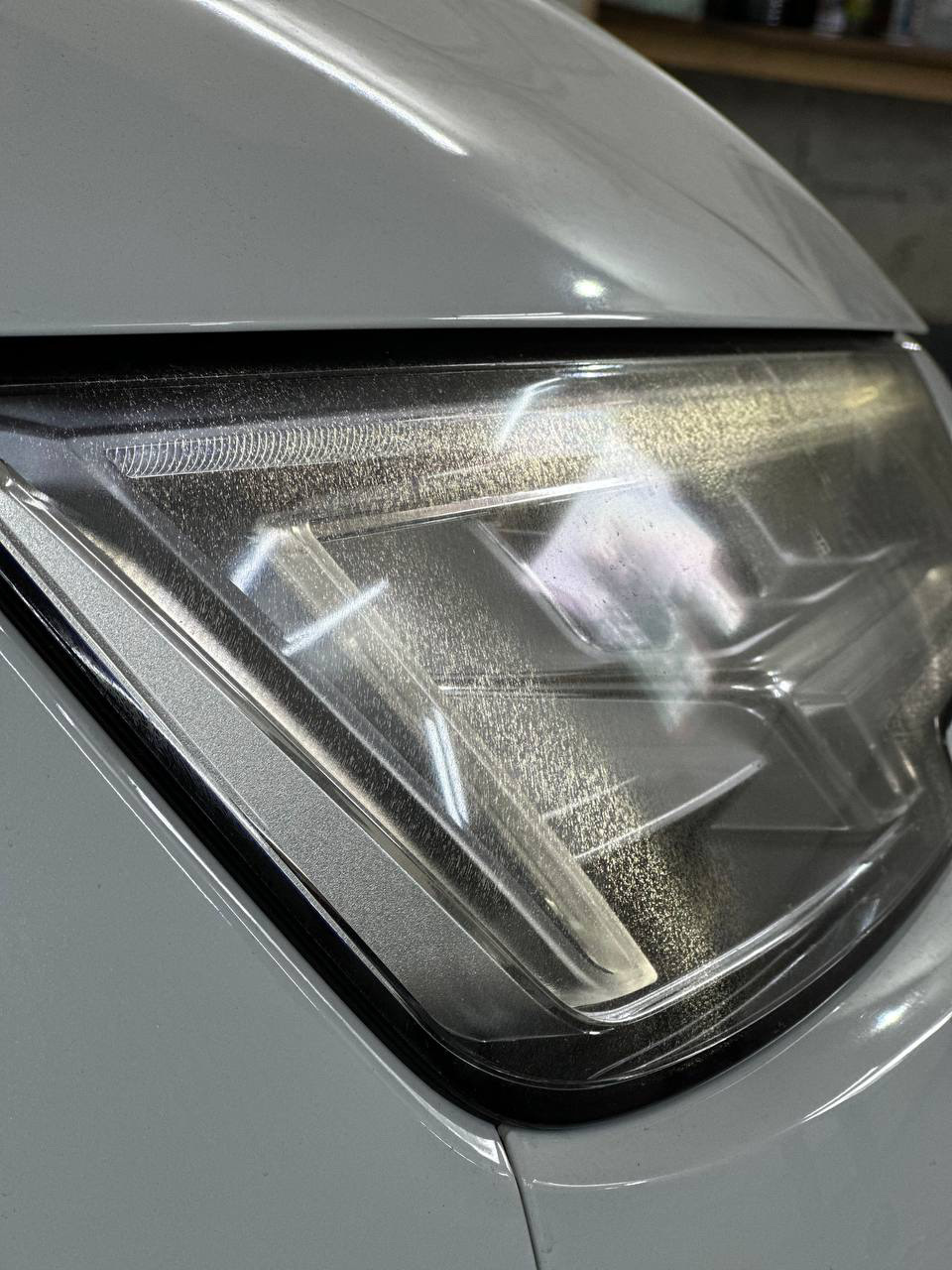 Видно только на выключенных фарах — Audi A4 (B9)