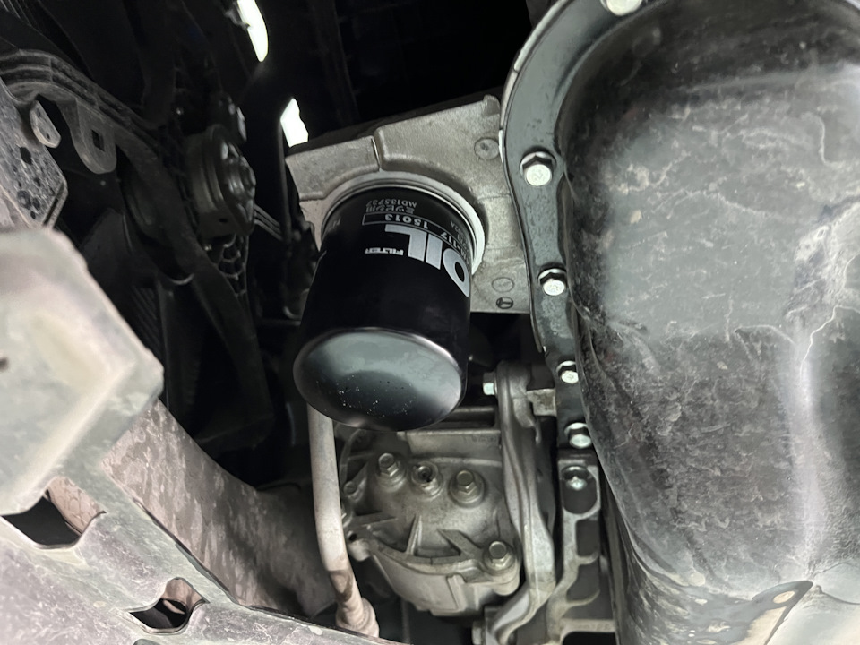 Новый масляный фильтр на своем месте — Mitsubishi ASX