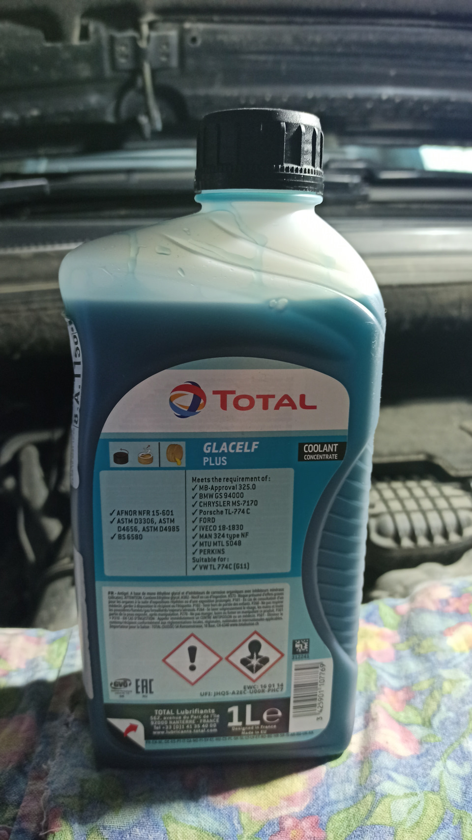 Антифриз был куплен давно Total 172772 2 литра, докупил литр Total 213785 и разбавил дисводой 1:1. Цвет темнее того, что слил. — Citroen Grand C4 Picasso (2G). Запчасти на фото: 172772, Q4656, D498S, TL774C, 1B1830, VWTL774C