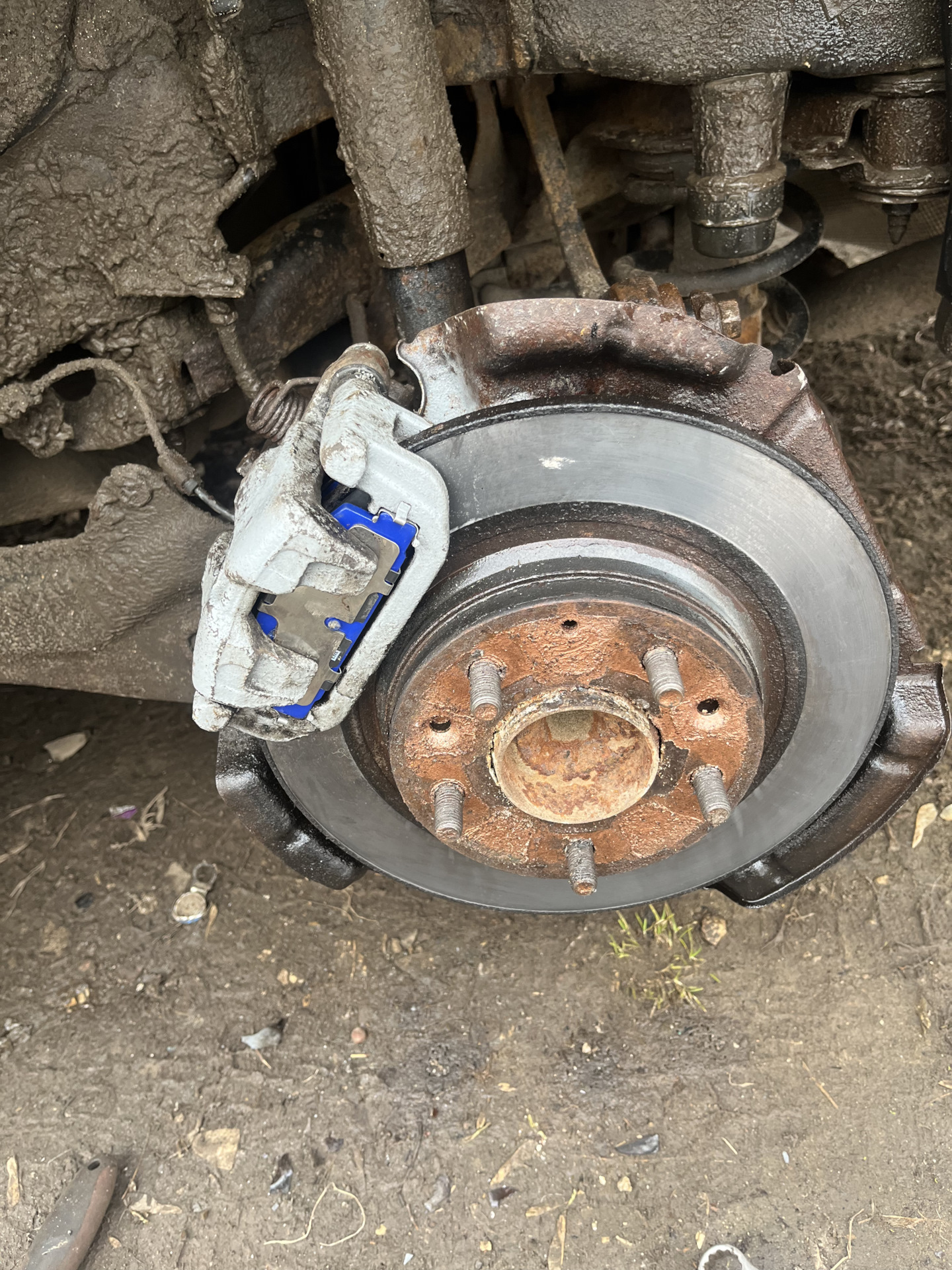 Задние тормозные колодки ручника мазда 6. Замена задних колодок мазда. Мазда сх-5 задние тормоза. Тормозных колодок мазда 6 gh. Замена задних колодок мазда.