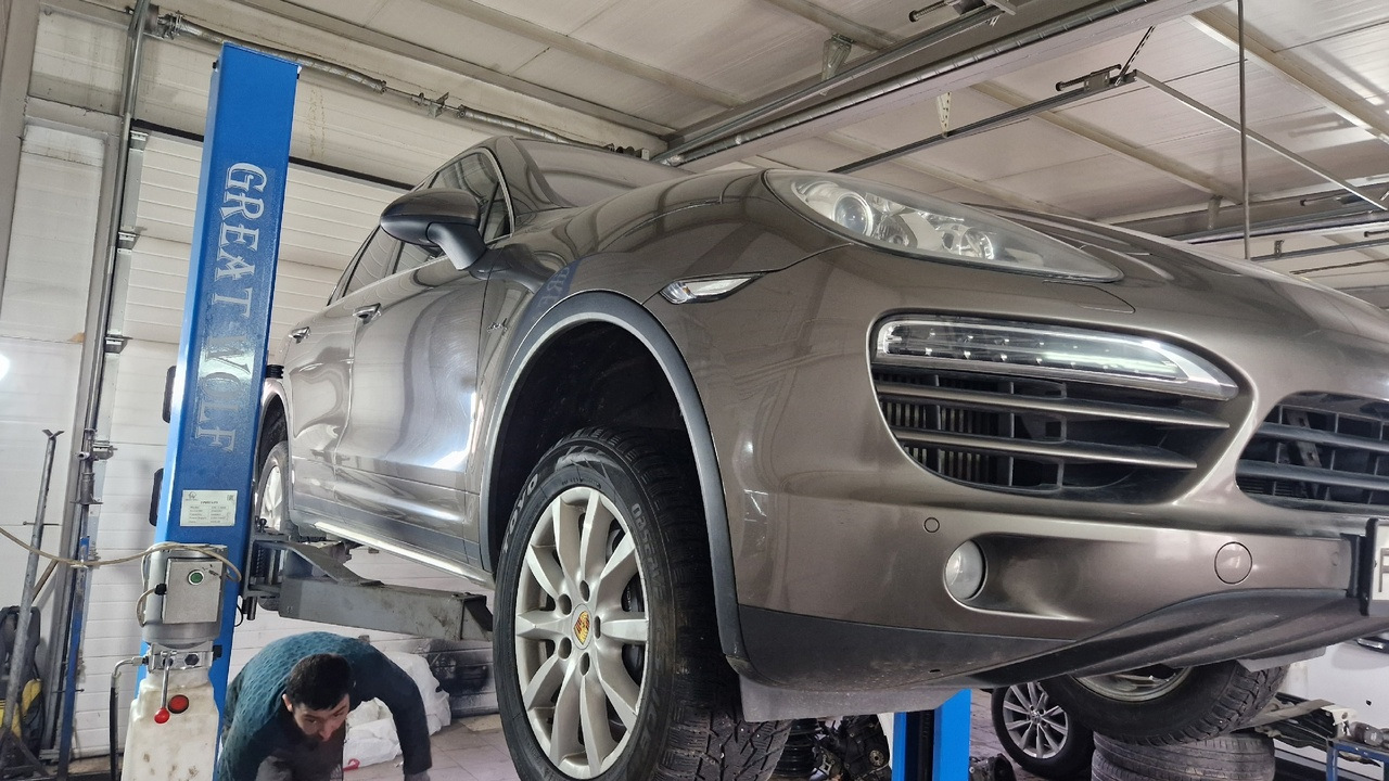 Кайен сервис. Порше кайен на подъемнике. Порше сервисный центр. Porsche cayenne в автосервисе. Порше кайен на подъемнике.