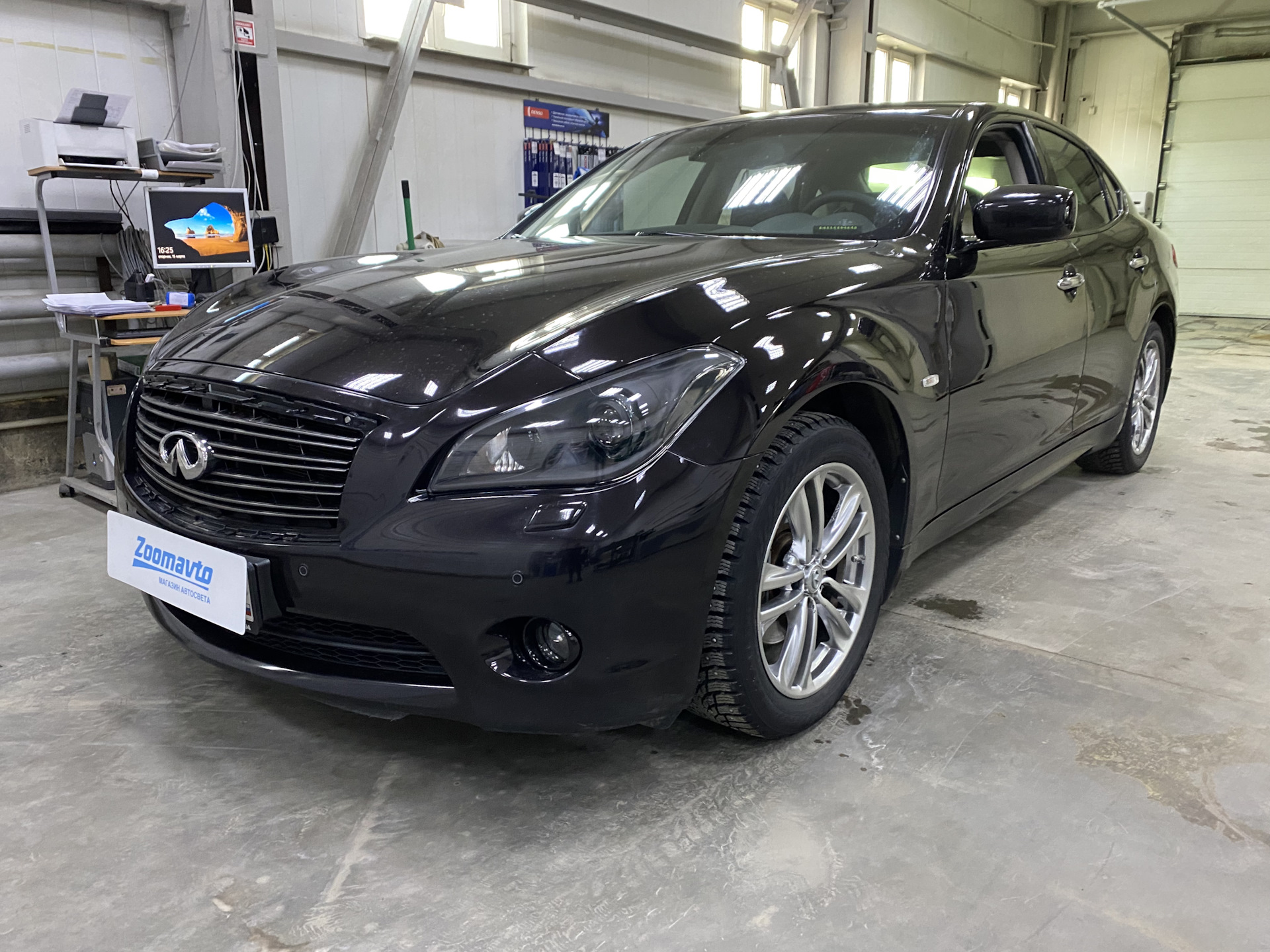 Infiniti m35h Black