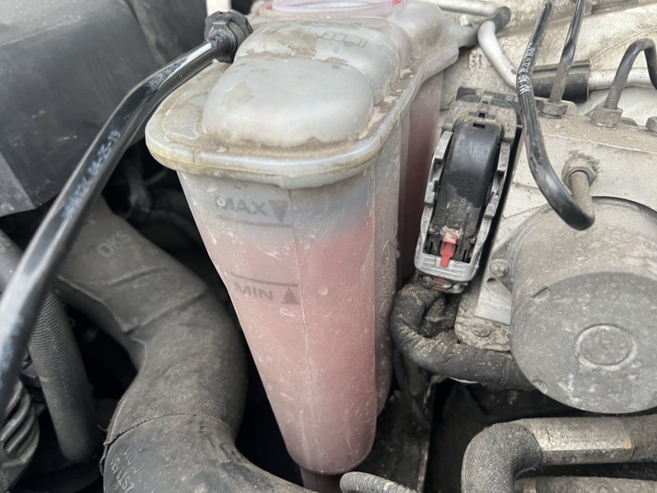 Белый налет на крышке ОЖ — Audi A4 (B8), 1,8 л, 2011 года | поломка ...