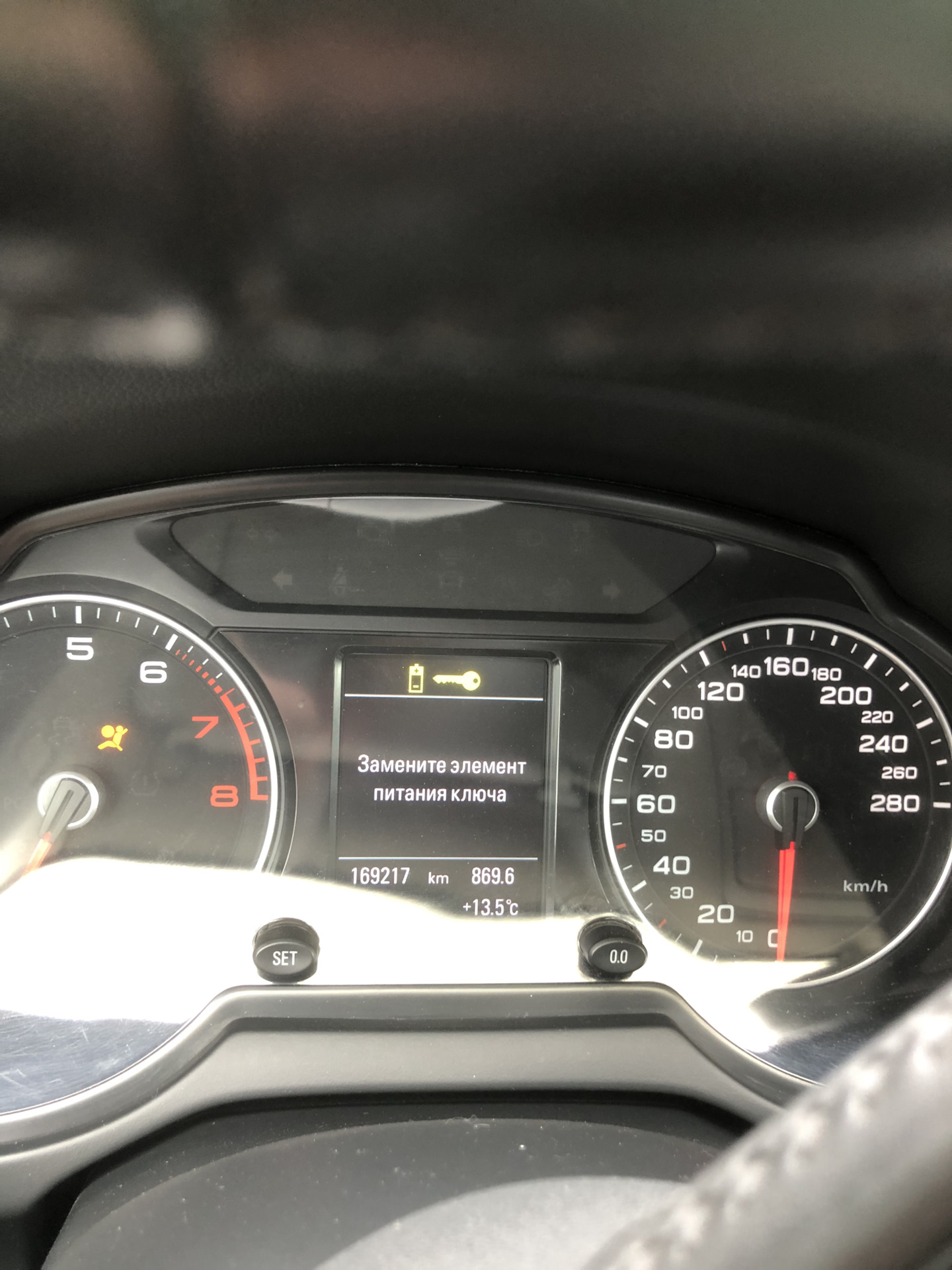 Батарейка в ключе — Audi Q5 (1G), 2 л, 2013 года | аксессуары | DRIVE2