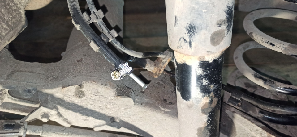 51. Замена тормозной трубки задней левой — Opel Astra H GTC, 1,8 л ...