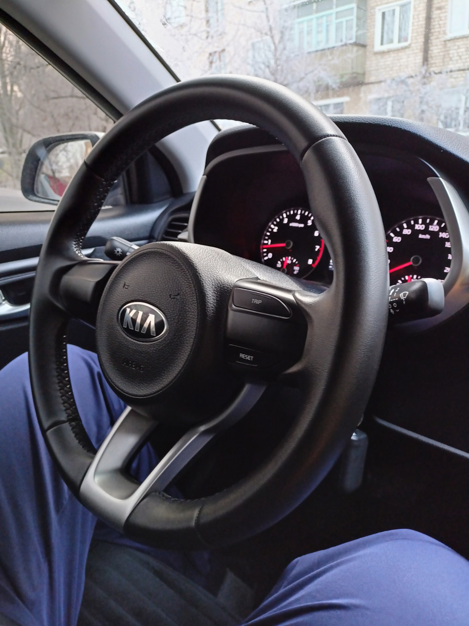 Обшил "кожей" резиновый руль — KIA Rio (4G), 1,6 л, 2021 года | тюнинг ...