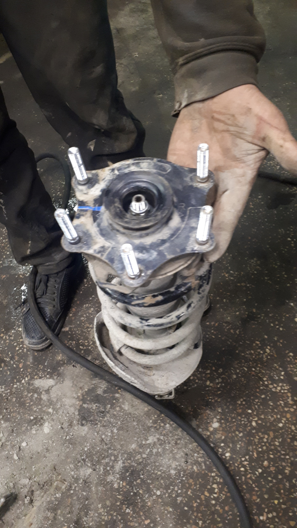 09. Przód: zamontuj wydłużone szpilki z zestawu; sprawdź równe osadzenie w gnieździe. — Honda CR‑V III (RE)