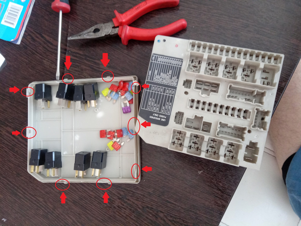 Как вытащить реле из блока предохранителей ниссан