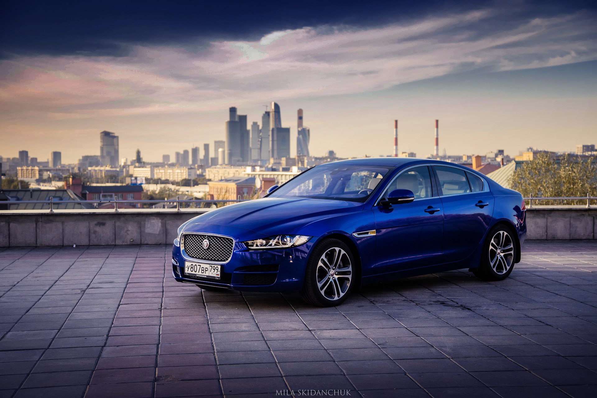 Jaguar xe синий