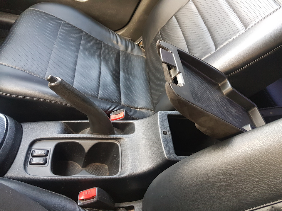 подлокотник от какой-то цедии - Mitsubishi Lancer IX, 1,6 л, 2009 года стайлинг 