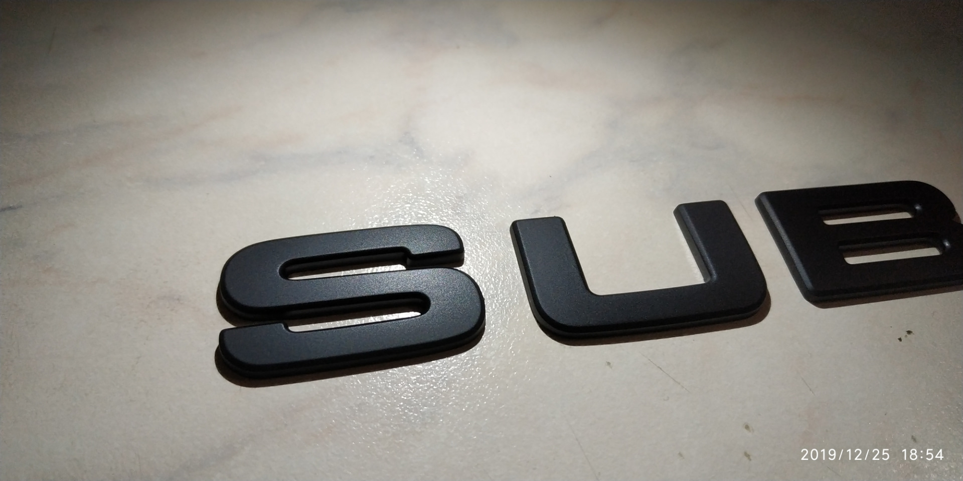 буквы крышки багажника. буквы на крышку багажника. надпись приора на багажник. шильдик peugeot 3008. Peugeot 406 эмблема крышки багажника.