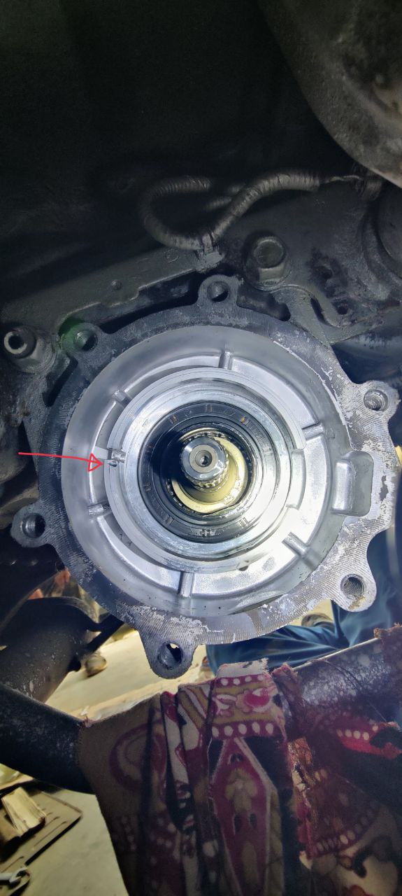Паз для позиционирования электромагнита и ниже моя коцка — Nissan Pathfinder (4G)