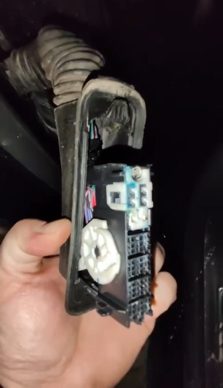 На форумах писали, что туда может попадать вода, вызывая окисление. Типа того, что на фото — Cadillac XT6