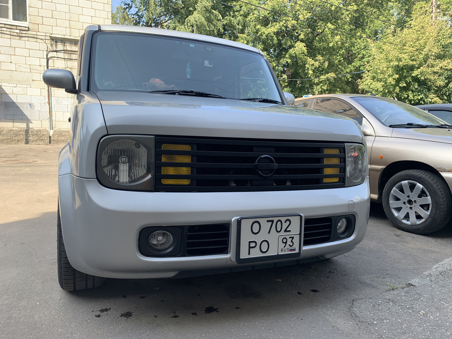 Квадратный номер на Nissan Cube