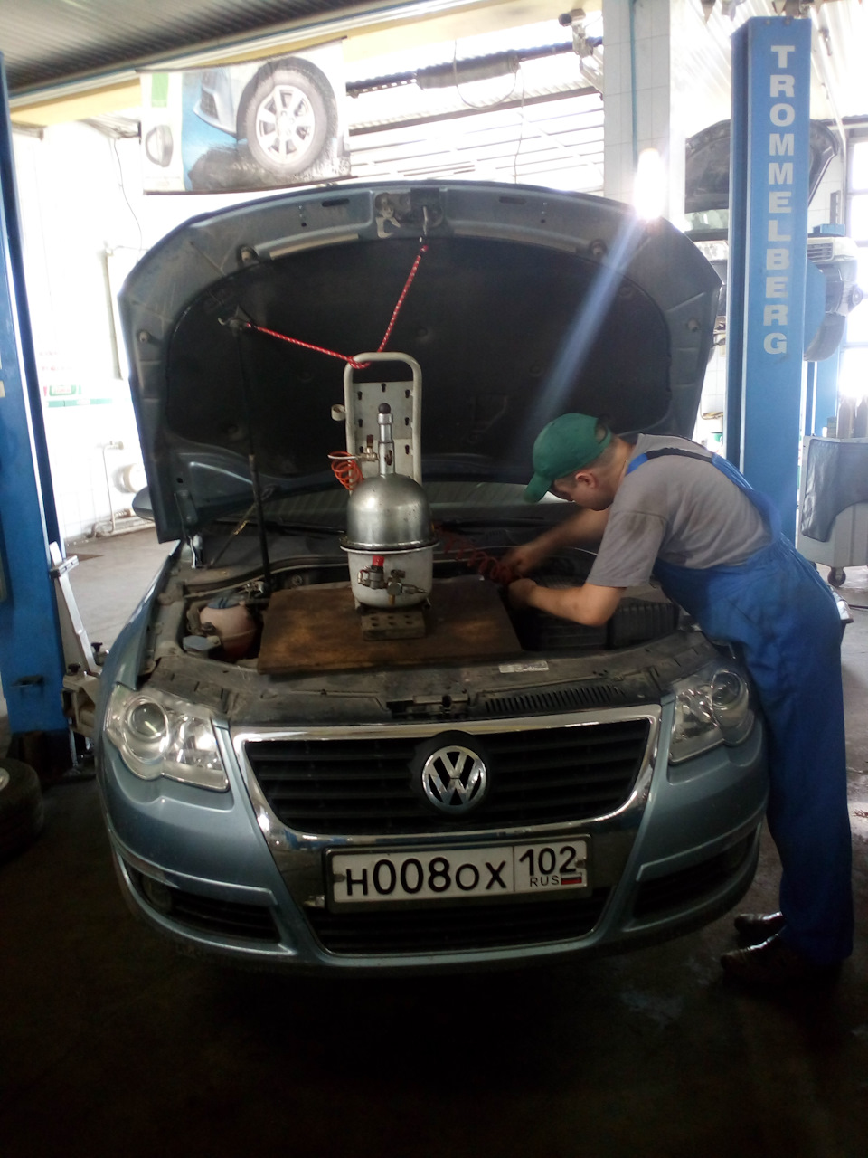 Замена передних колодок — Volkswagen Passat B6, 1,6 л, 2007 года ...
