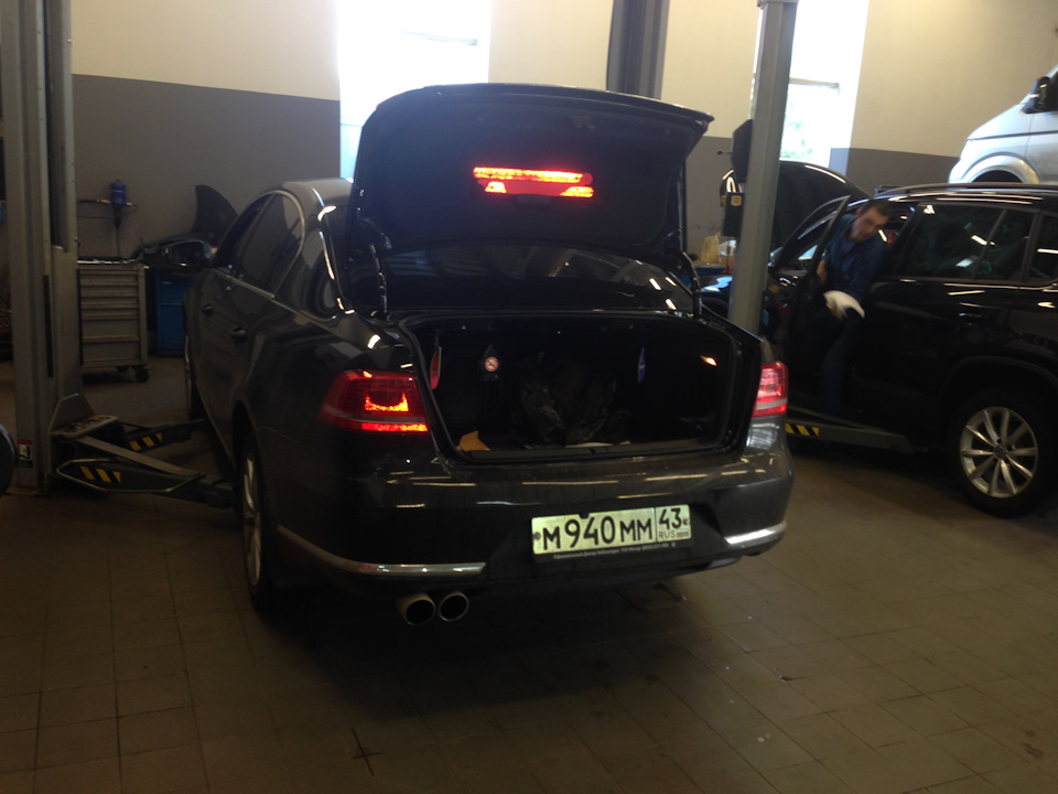 замена задних тормозных колодок — Volkswagen Passat B7, 1,8 л, 2011 ...