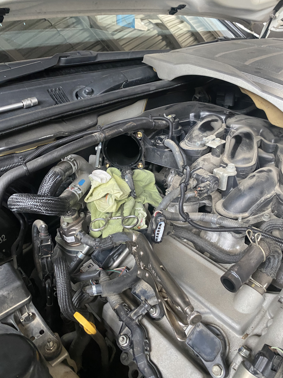 Чистим дроссельную заслонку — Toyota Crown (S200), 2,5 л, 2012 года ...