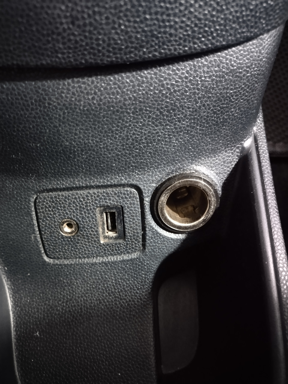 Не работает порт USB — Ford Fiesta (Mk VI), 1,4 л, 2011 года | своими  руками | DRIVE2