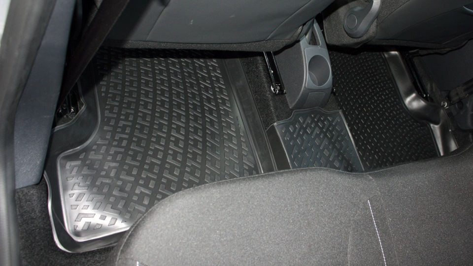 коврики задних пассажиров из комплекта 7711547521 — Renault Sandero Stepway (2G). Запчасти на фото: 7711547521