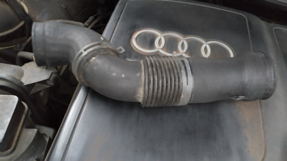 Замена патрубка интеркулера — Audi A6 (C4), 2,5 л, 1996 года | запчасти ...