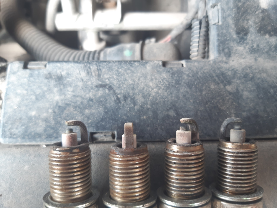 Замена масла, свечей и салонного фильтра — Opel Astra H, 1,8 л, 2006 ...