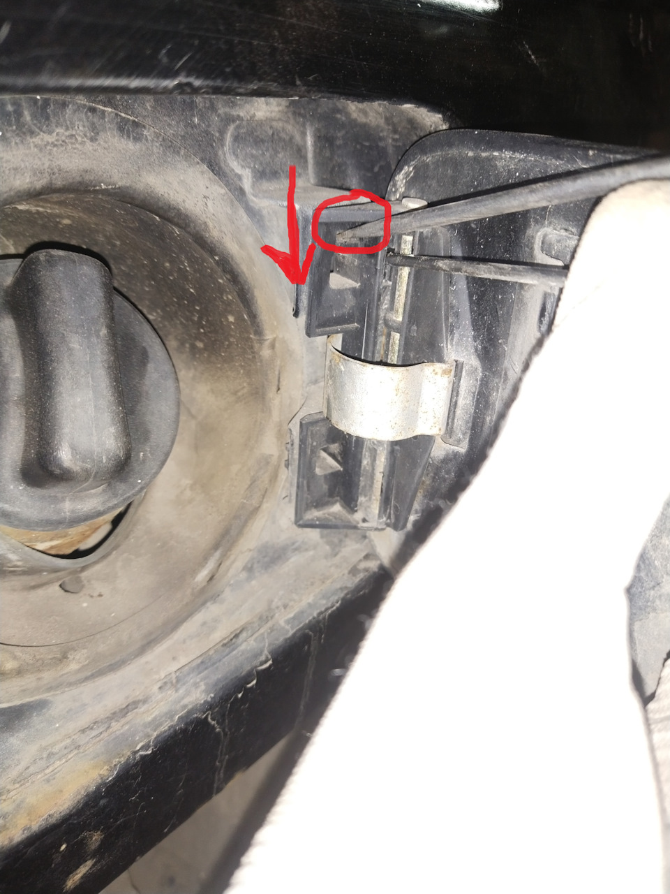 Снятие лючка бензобака БМВ Е34/ Как снять лючок бензобака BMW E34 — BMW ...