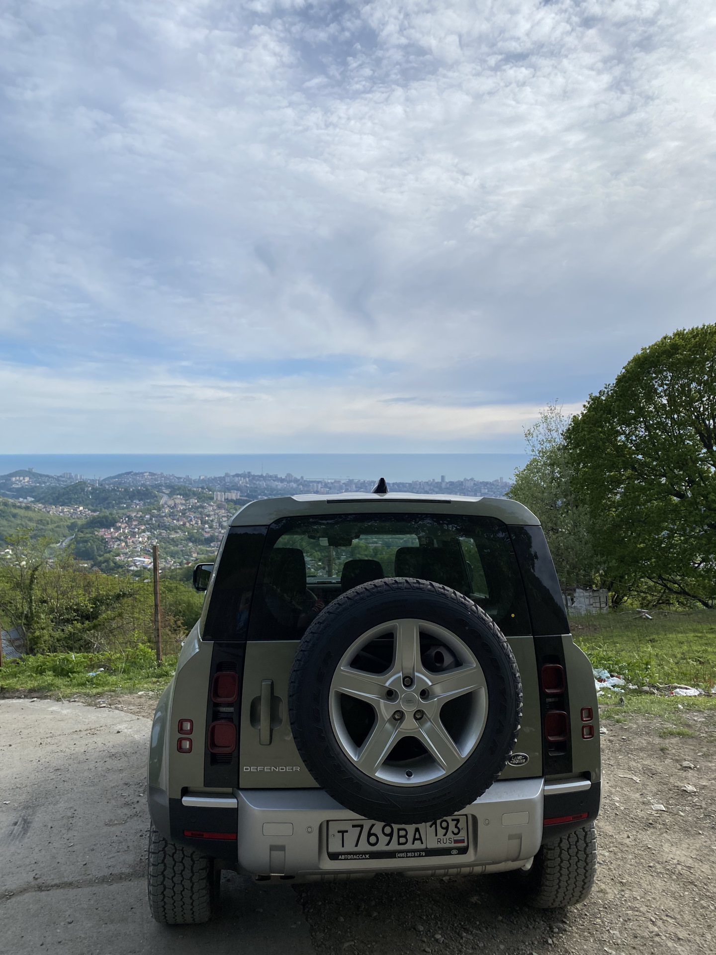 Land rover discovery 4. Рендж ровер фрилендер 2 белый. Минусы ленд ровера. Диски ленд ровер. 2 дизель.