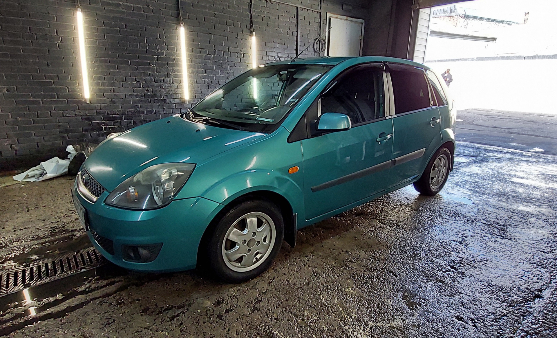 Аукс в штатную магнитолу — Ford Fiesta (Mk V), 1,6 л, 2007 года ...
