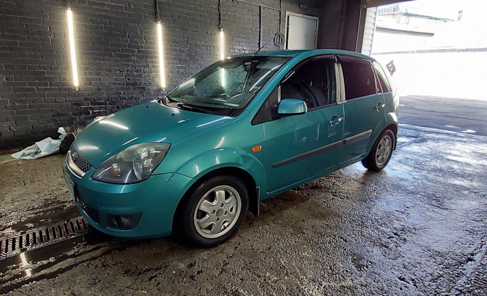 Аукс в штатную магнитолу — Ford Fiesta (Mk V), 1,6 л, 2007 года ...