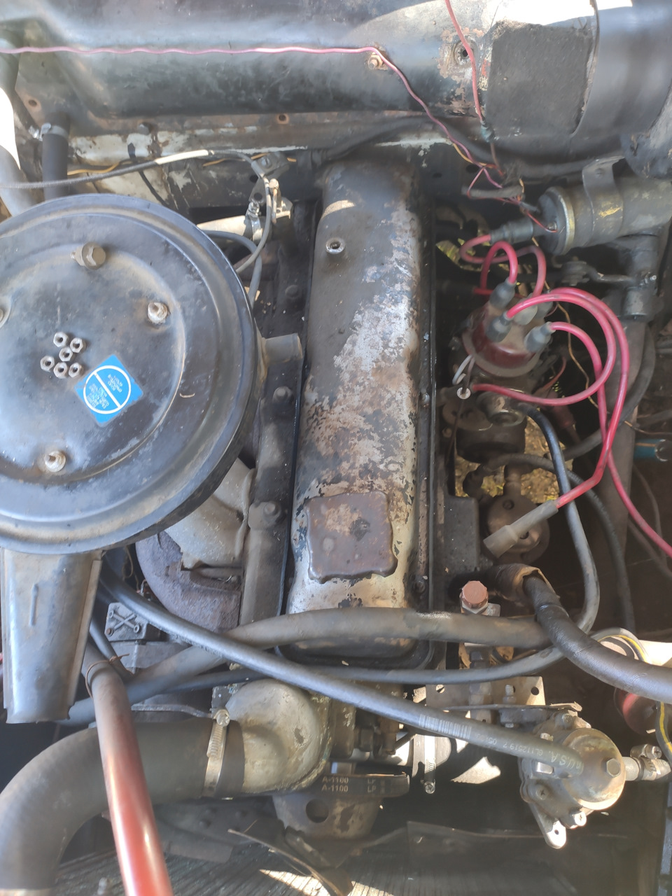 прокладка клапанной крышки протекала и, естественно, масло тоже сочилось на блок и коллектор — ГАЗ 21