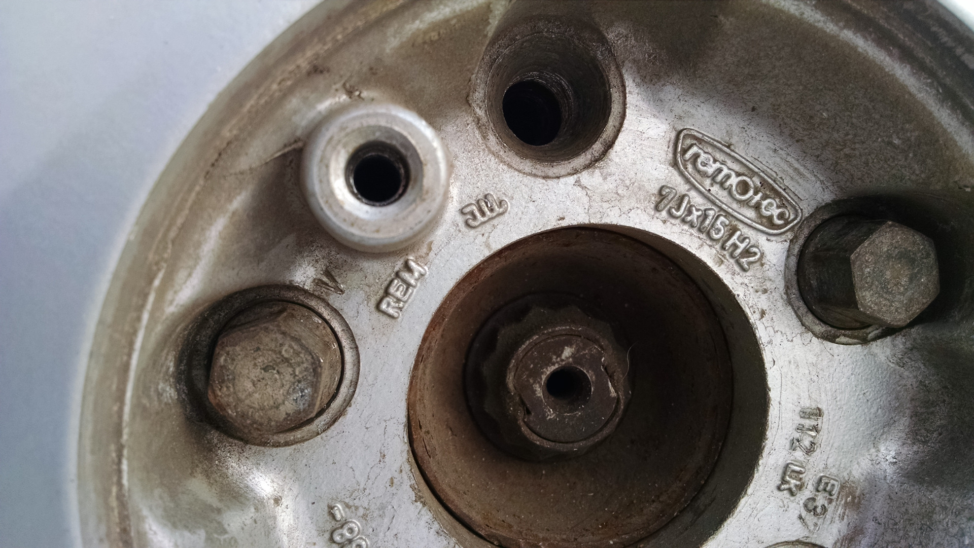 как выкрутить обломанный болт из ступицы — Mercedes-Benz 190 (W201), 3 ...