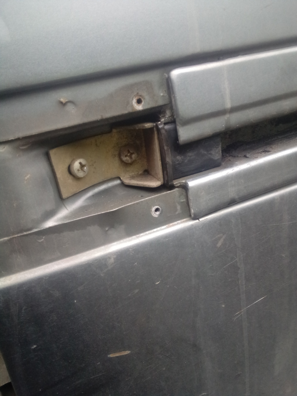 Под накладкой прячется упор отбойник, крепется на двух винтах — Lada 2120 Надежда