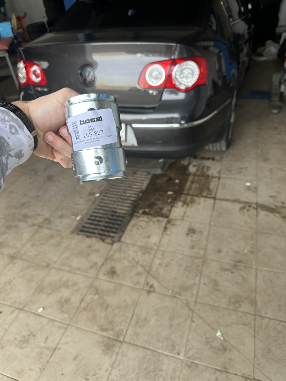 Хомут соединения глушителя. — Volkswagen Passat B6, 1,8 л, 2008 года ...