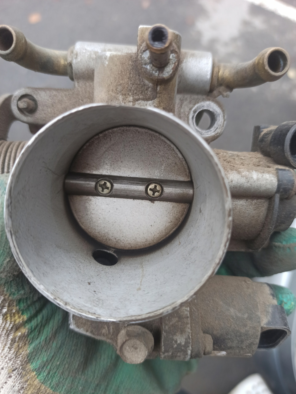 Чистка дроссельной заслонки — Lada 21124, 1,6 л, 2006 года | своими ...