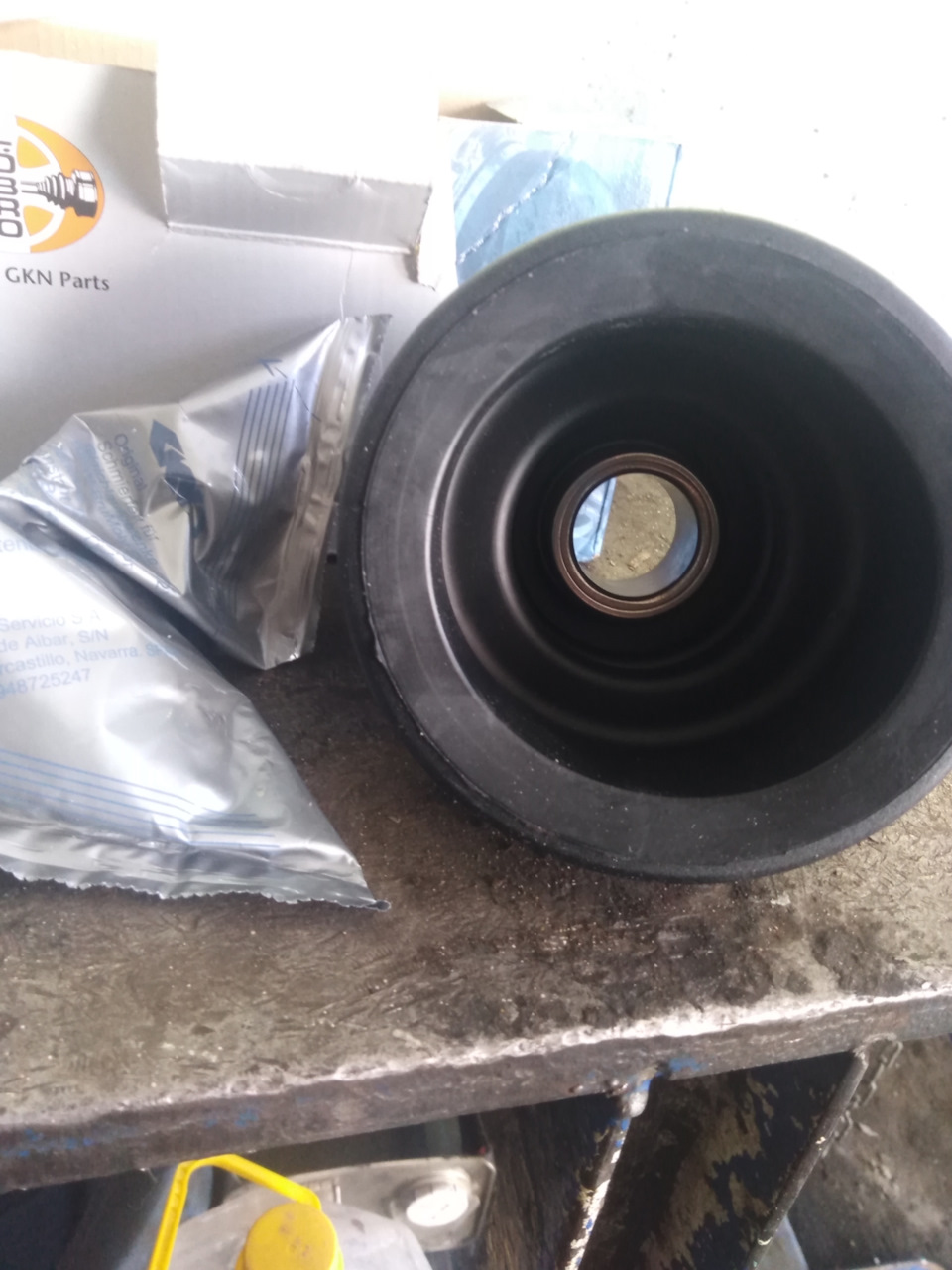 Замена пыльник сальник кпп — Renault Logan (1G), 1,6 л, 2011 года ...