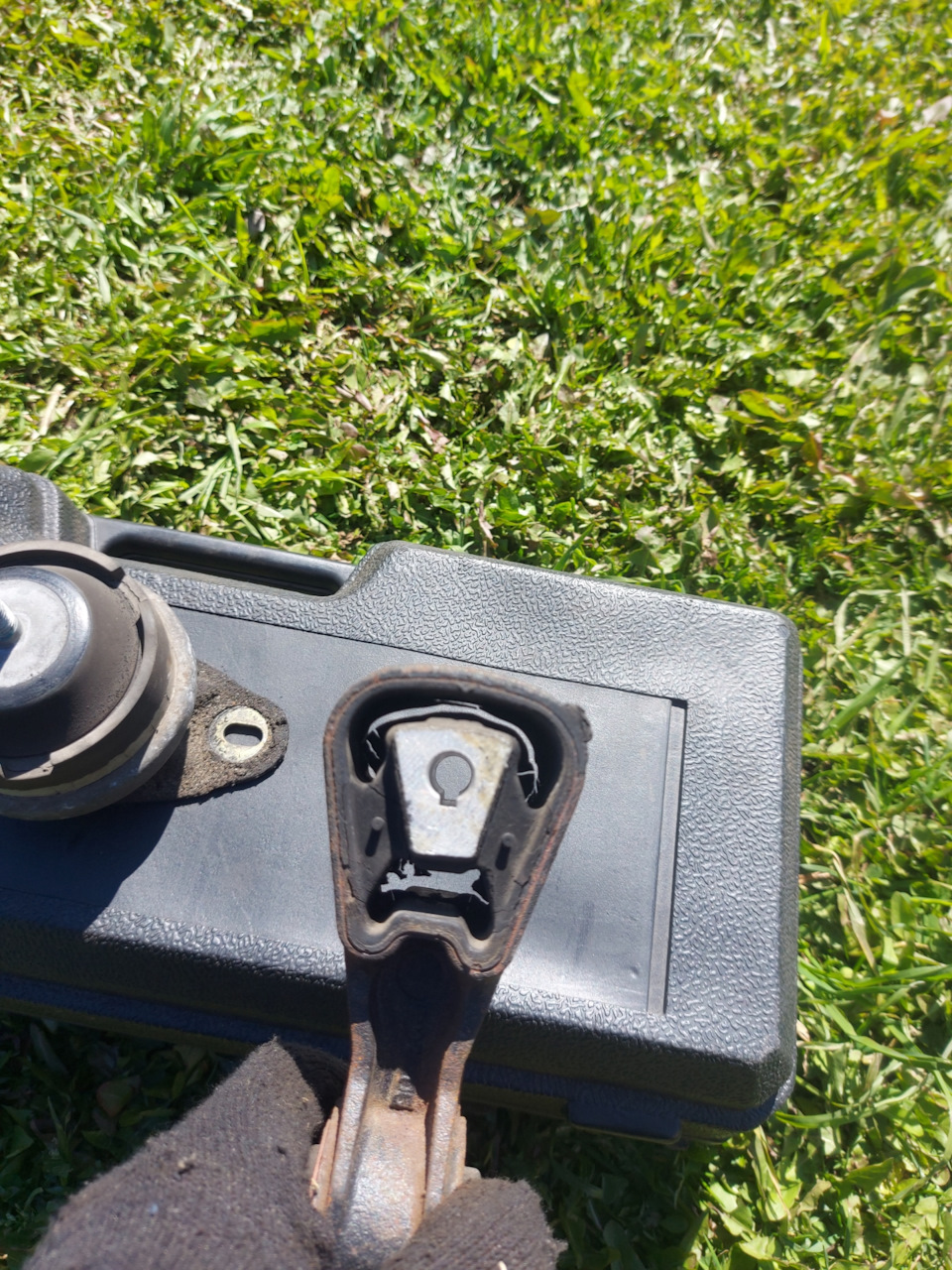 Замена подушки и кронштейна двигателя — Peugeot 407, 2 л, 2005 года ...