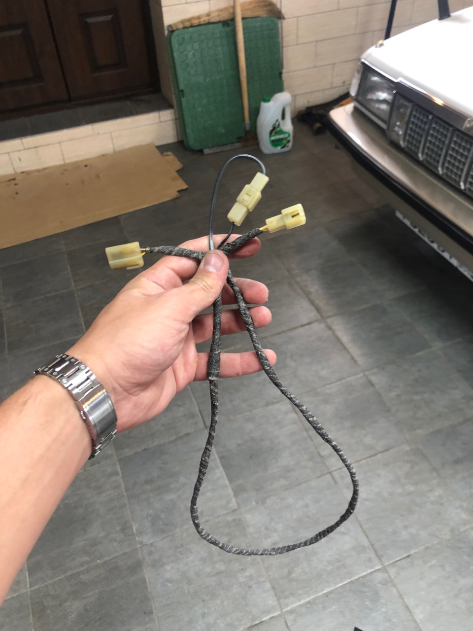 Потом еще фишку размыкателя тоже проклеил антискрипом, чтобы в глаза в бардачке не бросалась и не издавала звуков лишних — Toyota Crown (S120)