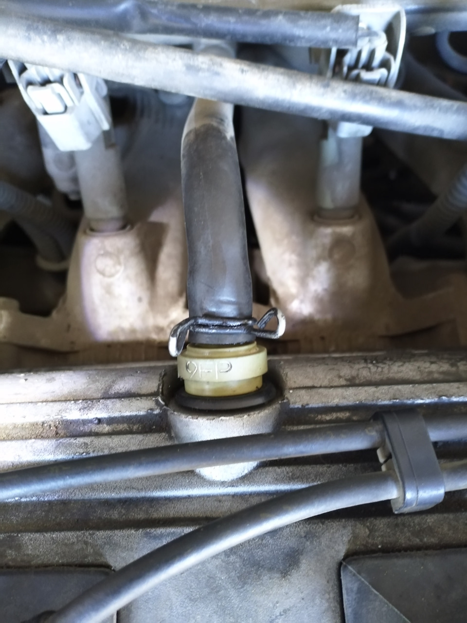 Замена уплотнительного кольца и чистка клапана вентиляции картерных ...