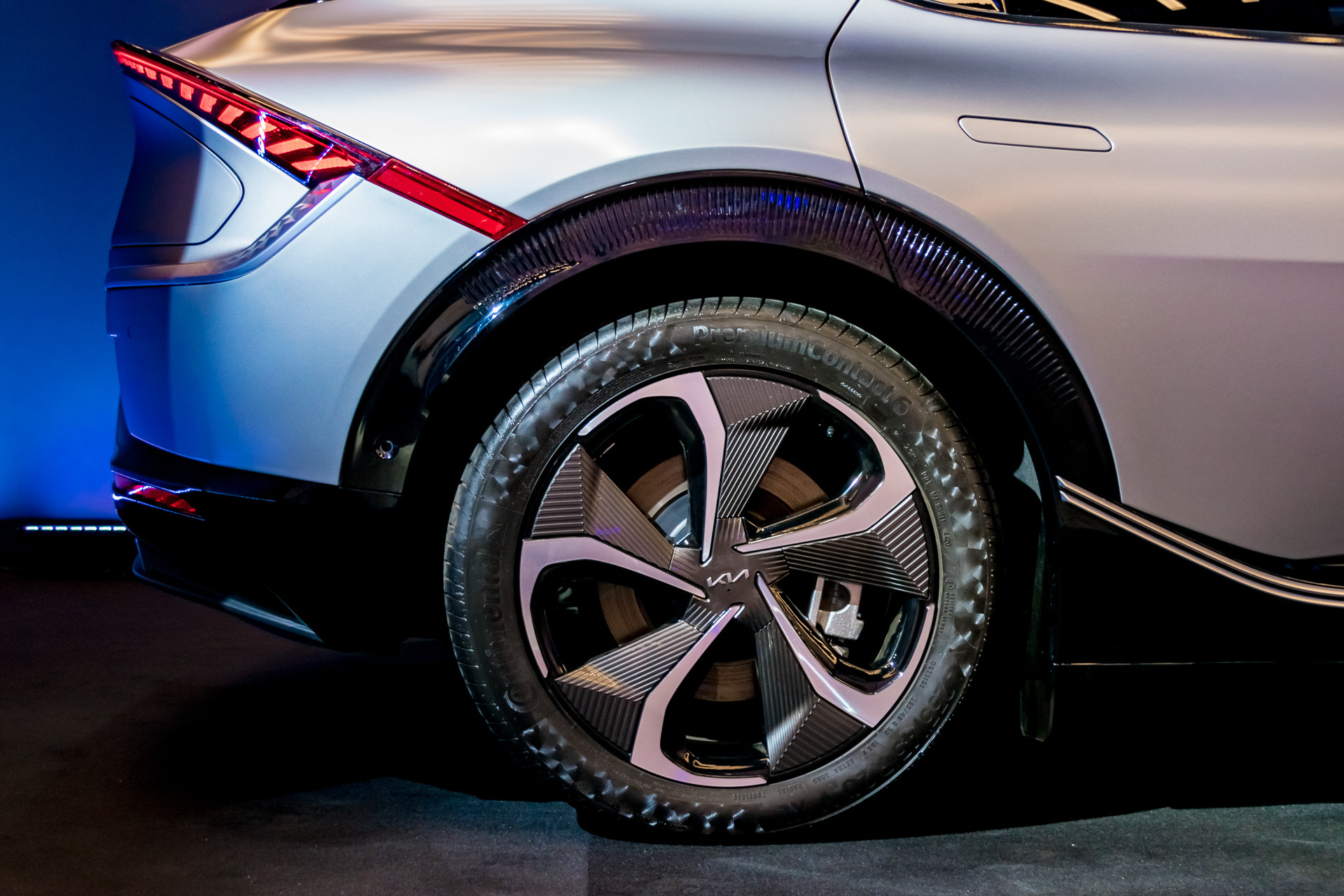 585 лошадиных сил. 585 лошадиных сил. С. 585 лошадиных сил. Спортивный автомобиль с лошадью.