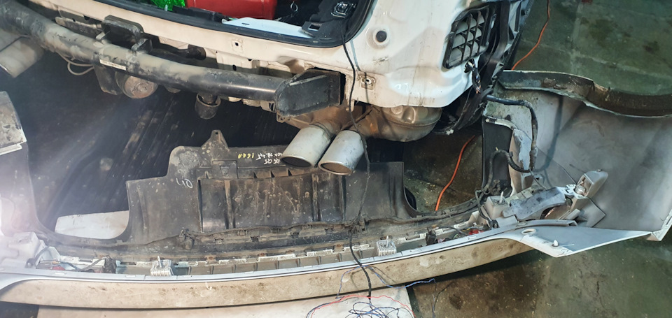протягиваем жгут по бамперу параллельно жгуту парктроников — Audi Q5 (1G)