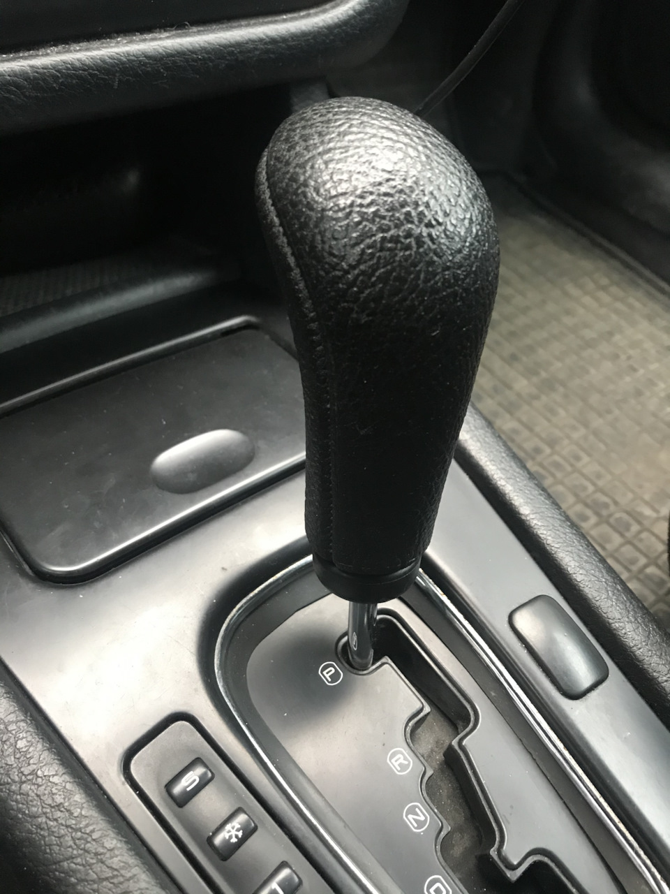 Замена рукояти кулисы акпп на кожаную — Peugeot 406 Break, 2 л, 2002 ...