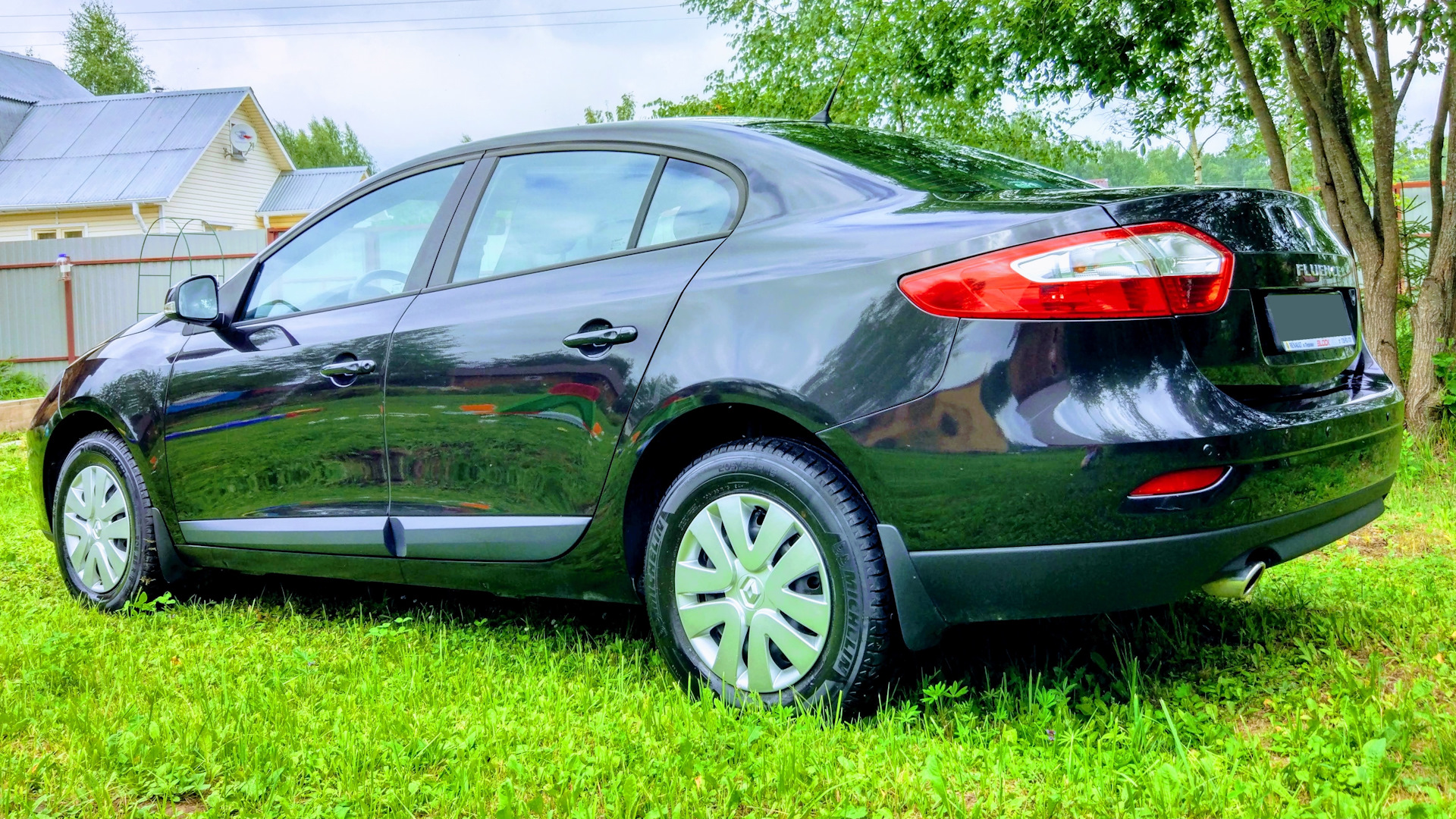 Флюенс 1.6. Renault Fluence 1.6 at, 2011,. Renault Fluence клиренс. Клиренс Рено Флюенс 2012. Дорожный просвет Рено Флюенс 2011.