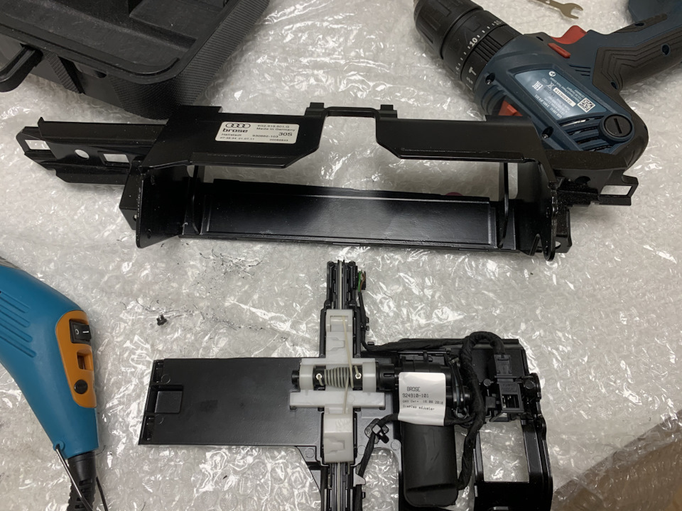 что такое mmi в ауди. CoAAAgHXX A 960. что такое mmi в ауди фото. что такое mmi в ауди-CoAAAgHXX A 960. картинка что такое mmi в ауди. картинка CoAAAgHXX A 960. Решил детально разобраться в функциях и возможностях AudiConnect установленном в моём автомобиле. Для начала необходимо зарегистрироваться на сервисе myAudi через официальный сайт. Есть такое словосочетание "user friendly interface" — понятный для использования интерфейс и вот это понятие никак не отнесешь к сервису myAudi. Куча картинок и бесполезной информации, вдобавок отсутствие прямых ссылок, вызывает по крайней мере недоумение при поиске необходимой информации на официальном сайте ауди и последующей необходимой регистрации в сервисе. Все расставляет на свои места руководство по эксплуатации, ему впоследствии и доверяю больше.После регистрации вводим VIN своего авто и в личном кабинете подгружается вся информация по автомобилю. На страничке видим фотки машины, как в конфигураторе. Есть раздел "Бортжурнал" в котором открывается доступ на полнообъёмную онлайн инструкцию по эксплуатации. Также можно ввести индивидуальные данные автомобиля, такие как пробег, дата регистрации, номерной знак, выкупная цена и еще какая то фигня. Не стал заполнять. Ну и последний раздел — удалить профиль автомобиля).Во вкладке "функции" главного экрана доступно скачивание обновлённых карт. Можно скачать целиком всю Европу (13,3 Гб), а можно только по необходимым регионам (например Россия — 2,1 Гб).Во вкладке "сервис" можно найти информацию о ближайшем сервис центре и получить общие рекомендации по сервисным работам в зависимости от пробега и возраста автомобиля.И… больше НИХРЕНА нет! Инструкция по myAudi не соответствует действительному интерфейсу. Данные с немецкого сайта разнятся с данными на русском сайте. Приложение из AppStore имеет какой то урезанный функционал с общей ознакомительной информацией. Может что то и изменится с активацией Audi Connect из автомобиля, но у меня не получилось задать основного пользователя, хоть и ввел все данные корректно. Система выдала ошибку соединения.
