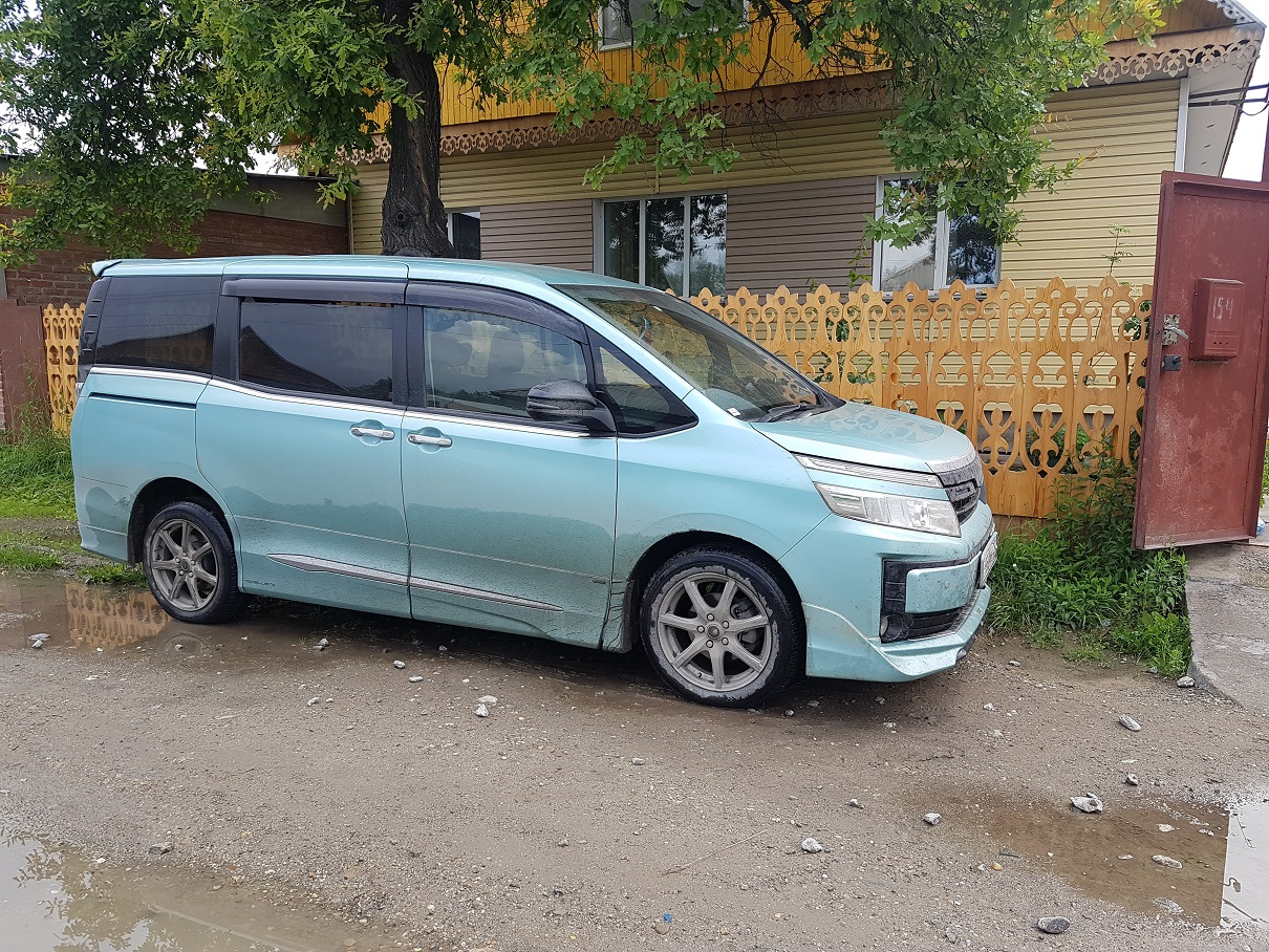 Продам тойоту новосибирск. Toyota Voxy Noah r17. Тойота Вокси 2003. Voxy Toyota 3. Тойота Вокси 2008.