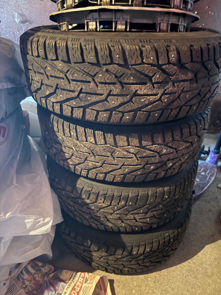 Шины зимние шипованные Kormoran 205/55 R16, штампованные диски Trebl ...