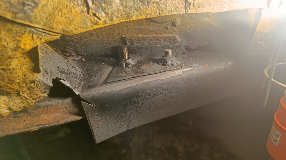 [Железный капут] Доделываю крепление реактивной тяги, усилитель порога ...