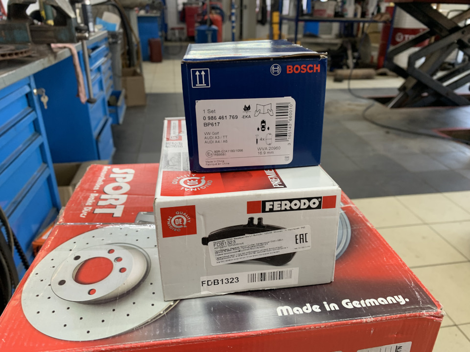 Замена тормозных дисков и колодок — Audi A4 (B6), 1,8 л, 2002 года ...