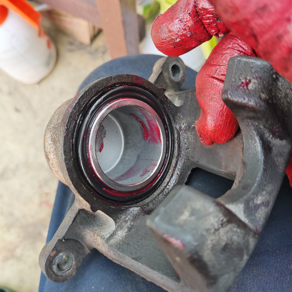 Переборка тормозных суппортов — Toyota Vitz (10), 1 л, 2001 года ...