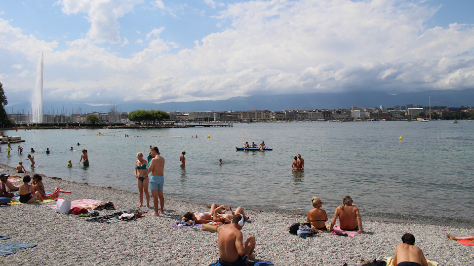 В Женеве было комфортно, симпатично, культурно и традиционно дорого. Кстати, пляж на фото, Plage des Eaux-vives, — бесплатный. Это большой плюс, так как другой пляж, на противоположном берегу озера, Bains des Pâquis, — платный. 2 франка или 2 евро за вход. Очень специфический обменный курс, однако. — Audi A4 (B9)